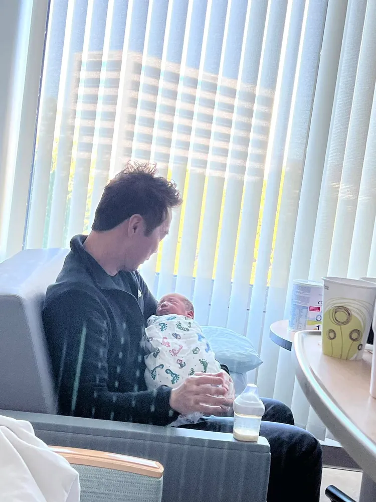 御姊愛分享老公抱兒子的最美一幕。翻攝御姊愛臉書