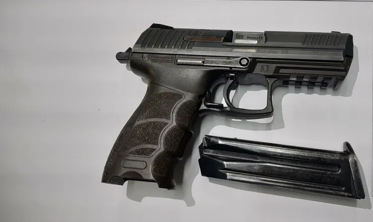 羅男後來帶槍投案。翻攝照片