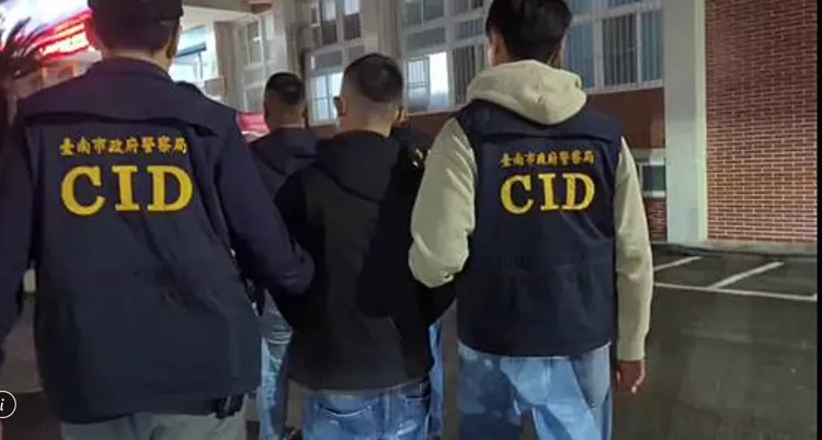 專案小組跨年夜當天到高雄小港機場，逮到負責接應工作的陳男。翻攝照片