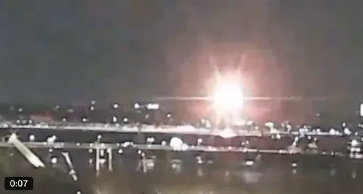 影片曝光！美64人客機撞美軍「黑鷹直升機」爆炸墜河　已撈出至少18具屍體