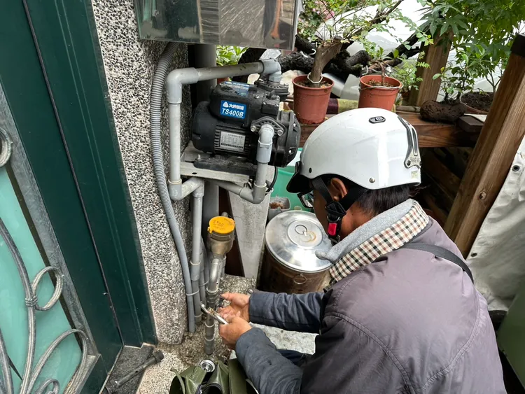 觀旅局會同台電、台水等單位對非法日租套房斷水斷電。市府提供