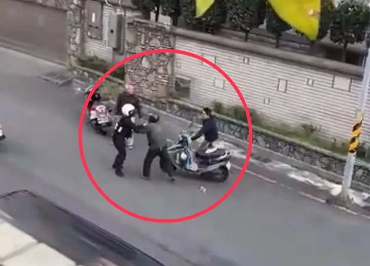 李男還下車與女警發生推擠拉扯，甚至張口咬傷對方。民眾提供