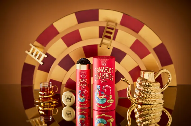 TWG Tea即日起上市「金蛇迎春茶」，同步推出限量「金蛇迎春紅包袋組」滿載蛻變與智慧的祈願。業者提供