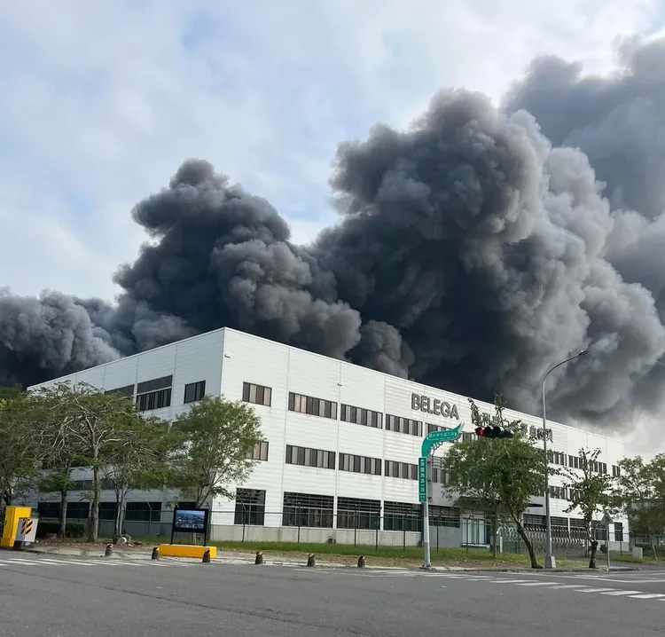 現場濃煙密佈，數公里外清晰可見。翻攝記者爆料網