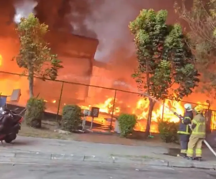 消防隊目前出動3梯次23車51人滅火，並阻絕火勢延燒。民眾提供