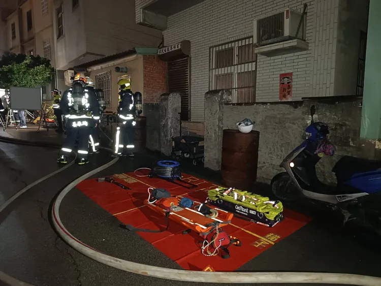 阿公及孫子在2樓陽台及廁所被找到，但已無生命跡象。民眾提供