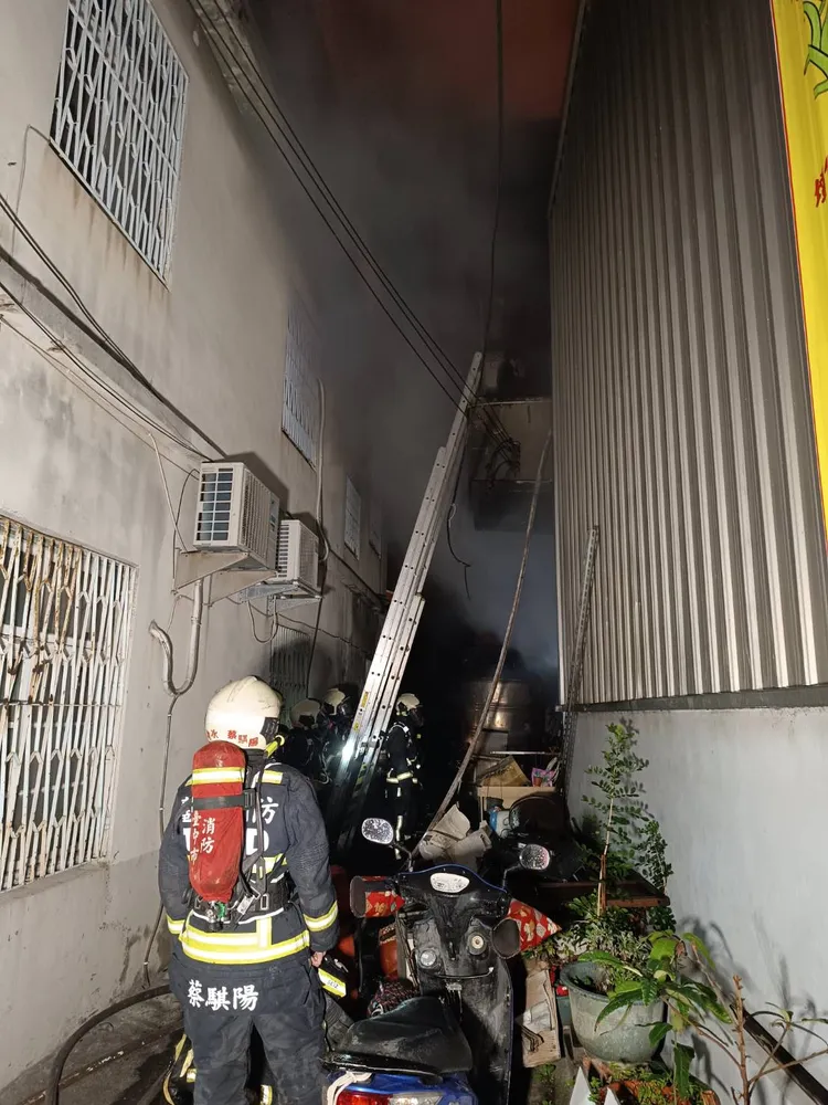 現場為2樓透天民宅，起火原因有待調查。民眾提供