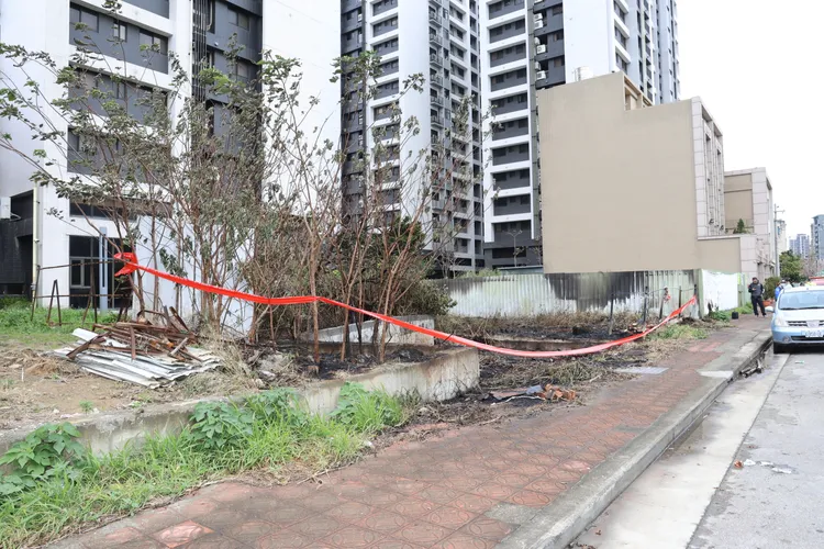 新竹南寮漁港一帶空地，疑因燃放爆竹煙火造成災害。新竹市府提供