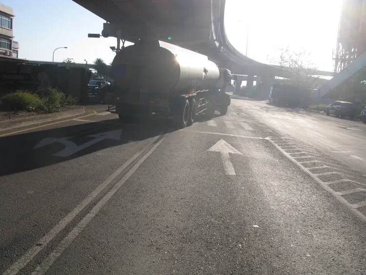 聯結車駕駛稱當時逆光，陽光刺眼才追撞前車。民眾提供