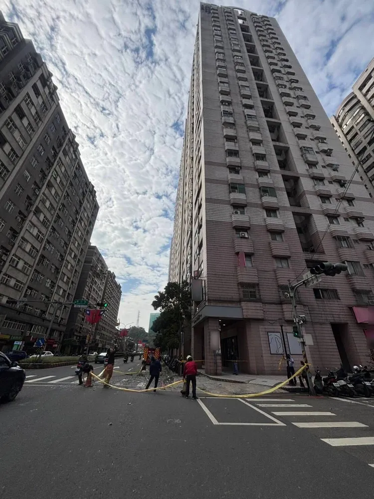 汐止大樓磁磚突然剝落，砸傷一名路過行人。消防局提供