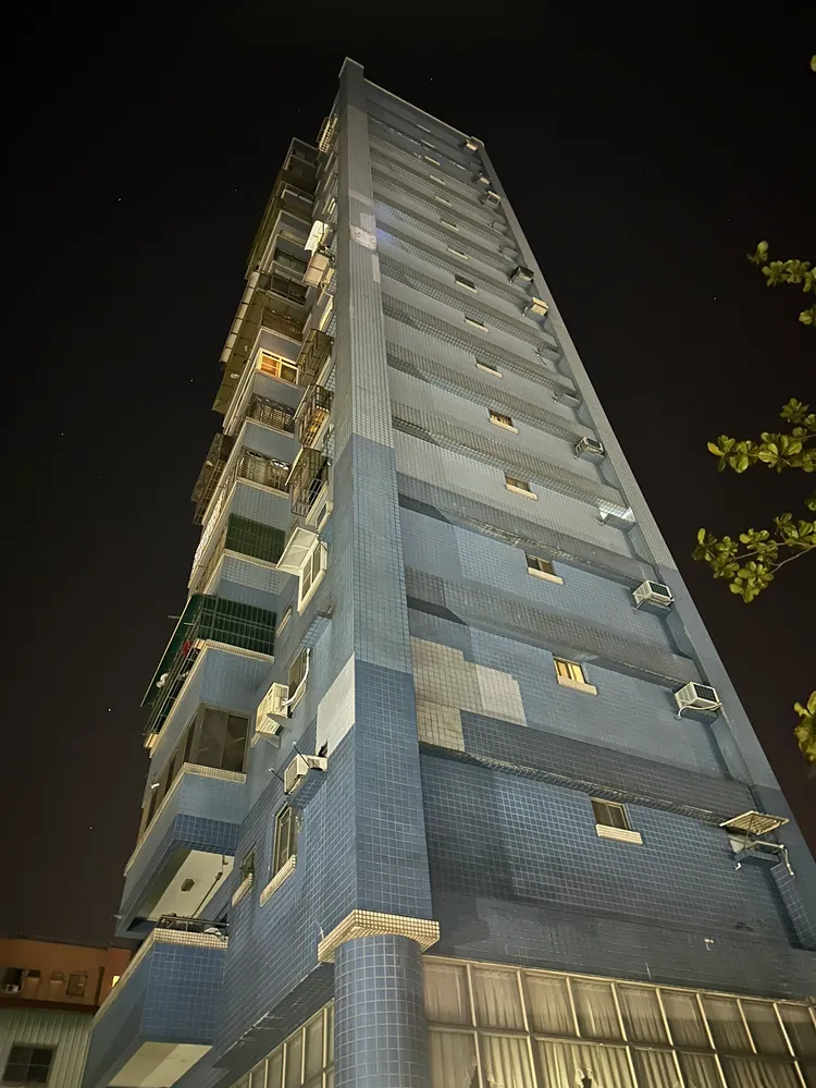 大樓磁磚剝落修復困難。翻攝畫面