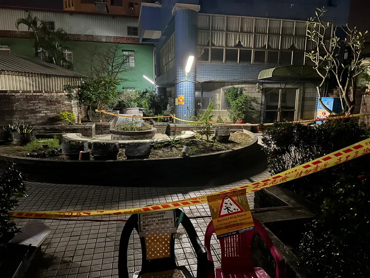 高雄大樓磁磚脫落，造成住戶受傷，工務局已立即於現場圍籬警示帶。翻攝畫面