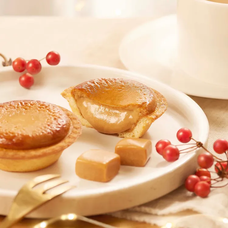 年度狂賣 2000 萬個的北海道流心起司塔 BAKE CHEESE TART，冬季推出「焦糖起司塔」，口感層次豐富、流心鹹甜濃郁，每顆售價 85 元。業者提供