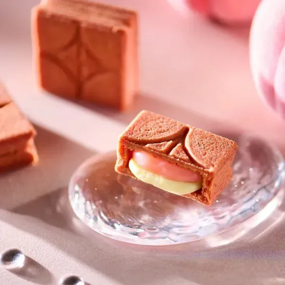 白桃焦糖奶油夾心餅乾使用白桃甘納許與果肉白桃醬調和成白桃奶油醬，搭配於鬆脆的兩層餅乾中，是以當季食材製成的限定口味，一口咬下酸甜初戀感。業者提供
