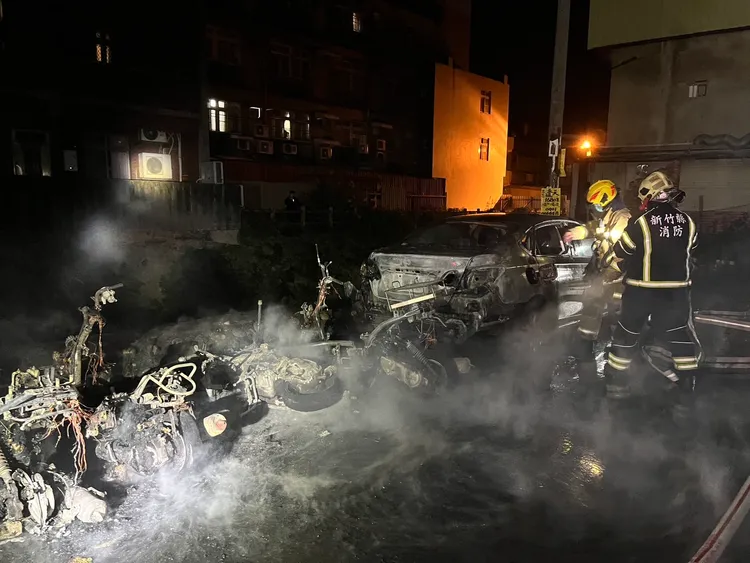 現場10機車及1輛汽車燒毀。新竹縣消防局提供