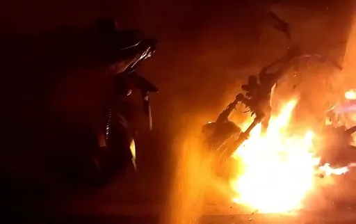 新竹鳳林街市場口疑放鞭炮引火警　燒毀1汽車10機車