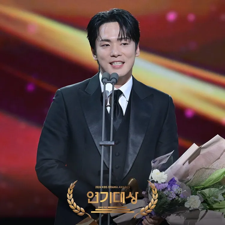 金正賢以《熨斗家族》拿到最優秀男演員獎。翻攝KBS