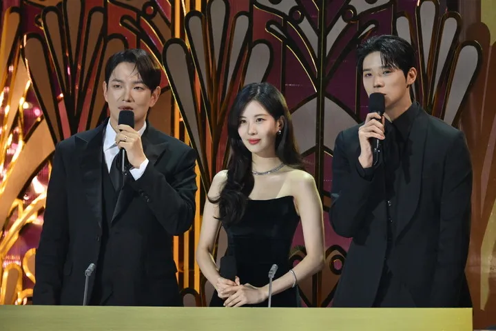 徐玄（中）與張聖圭（左）、文相敏擔任主持人，在一旁觀看金正賢講感言。翻攝KBS