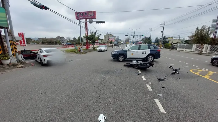 BMW違規跨越槽化線左轉，又未禮讓直行車。民眾提供