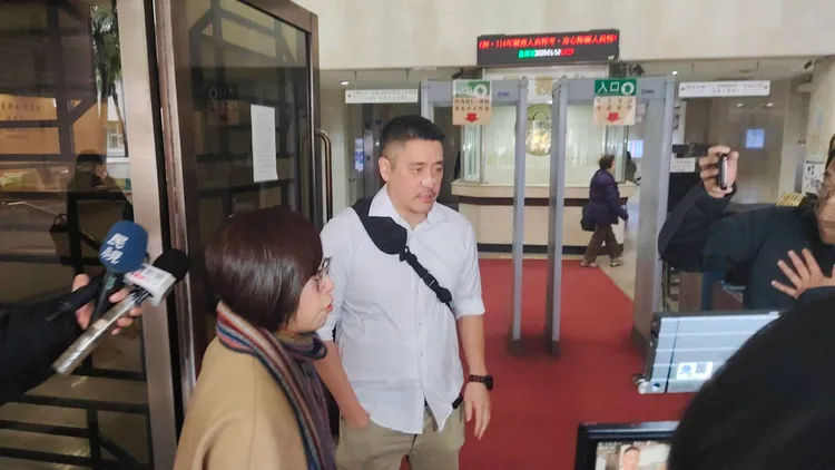 John離開法院時未受訪。張欽攝