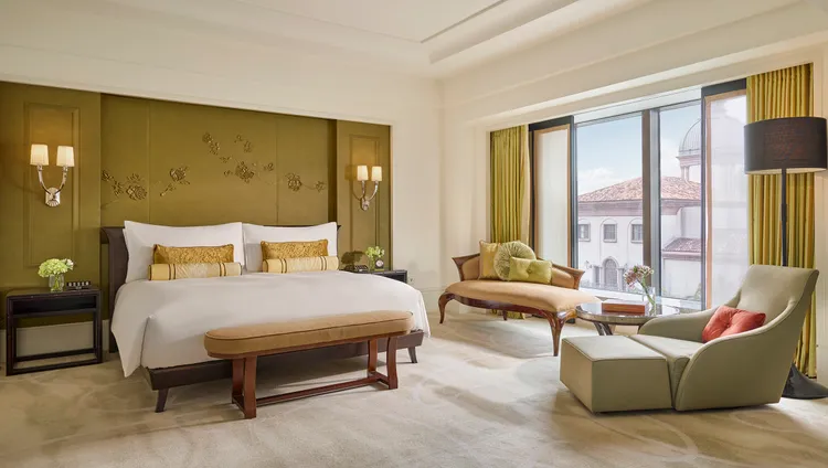 台北文華東方酒店優雅的歐式建築美學令人彷若置身歐洲，寬敞舒適的客房設計更深受國際名人及政商名流的青睞。台北文華東方酒店提供