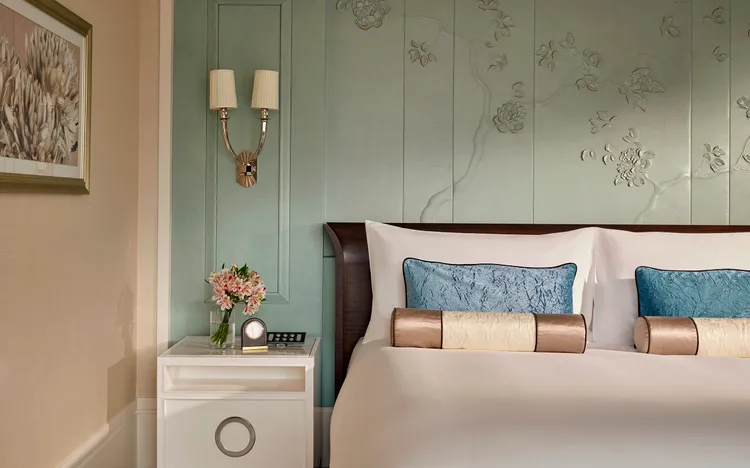 台北文華東方酒店的客房設計展露著典雅柔和的氛圍，提供賓客遠離都市塵囂的舒適住宿空間。台北文華東方酒店提供