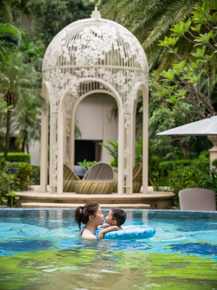 台北文華東方酒店的戶外溫水游泳池充滿歐式庭園風情，是台北都會城市度假的一大亮點。泳池周圍花園環繞，氛圍悠閒，與歐式風格的酒店建築設計相得益彰，美不勝收。台北文華東方酒店提供