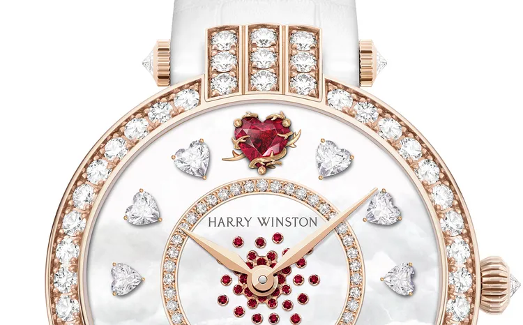 正午時分處的心形紅寶石，被18K玫瑰金荊棘浪漫環繞。品牌提供