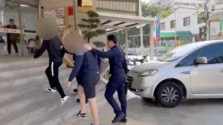 僅因行車糾紛就追撞前車並打人的許嫌、廖嫌，逃離現場仍被警方逮回。民眾提供