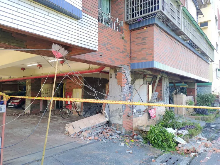 玉井一處6層樓大樓柱子爆裂，住戶全部撤離。南市府提供