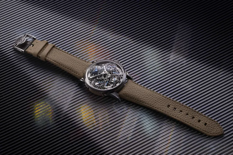 MB&F LM Perpetual Longhorn腕錶，44mm，精鋼錶殼，黑色亮漆小錶盤，小牛皮錶帶，全整合式萬年曆機芯，動力儲存72小時，防水深度30米，限量20只。品牌提供
