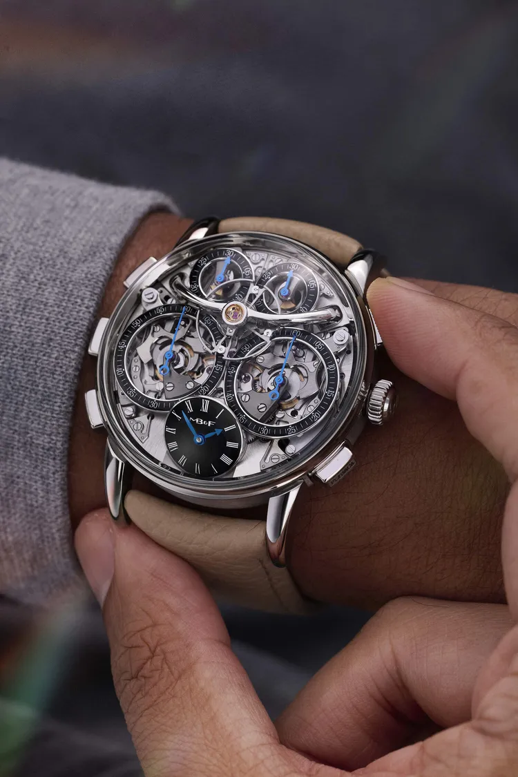 MB&F LM Sequential Flyback Longhorn腕錶，44mm，精鋼錶盤，黑色亮漆斜面錶盤，小牛皮錶帶，一體化雙計時碼錶飛返系統，動力儲存72小時，防水深度30米，全球限量20只。品牌提供