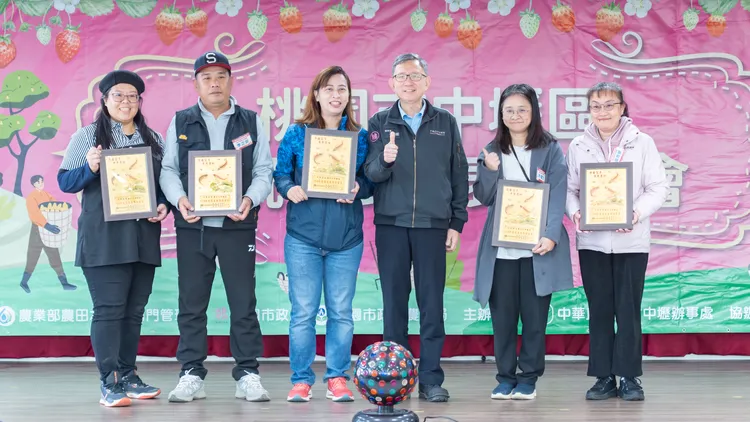 王明鉅頒發「優良青年農民」獎。桃園市府提供