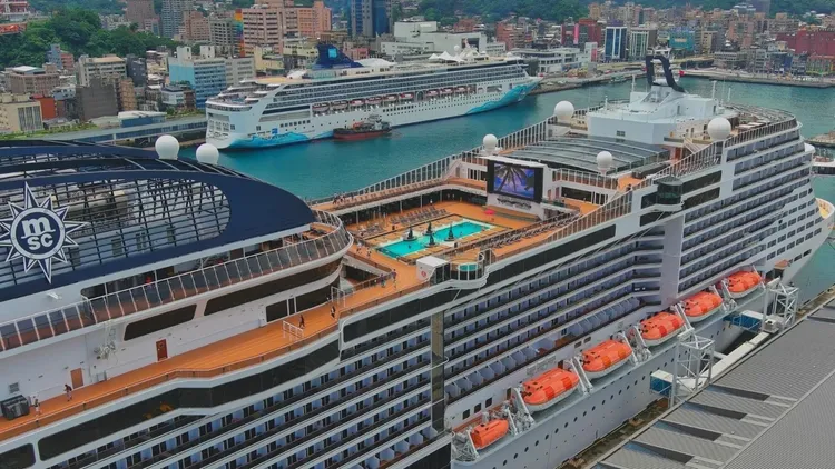 地中海榮耀號（前）及挪威奮進號（後）停靠基隆港。港務公司提供