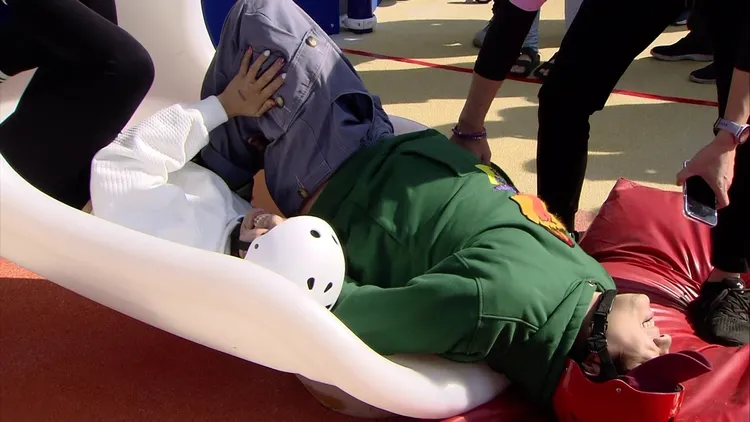 綠茶被阿布舞當眾脫褲。民視提供