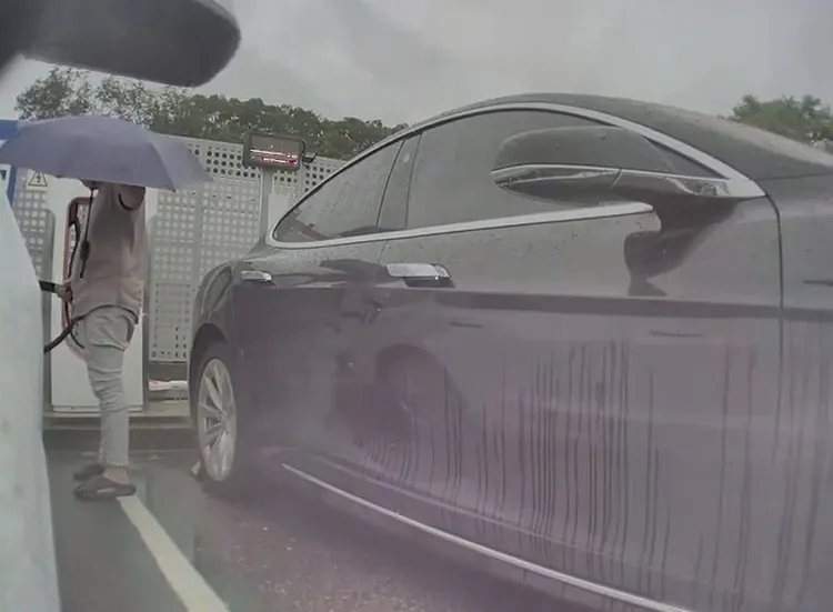 廖男硬拔吳女車上的充電槍。翻攝吳女臉書