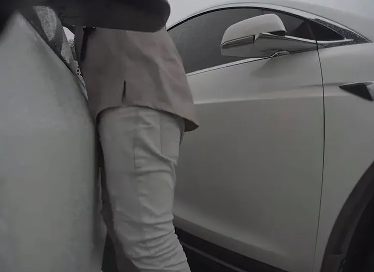 廖男強開吳女車門，把她拉下車，造成吳女左手受傷。翻攝吳女臉書