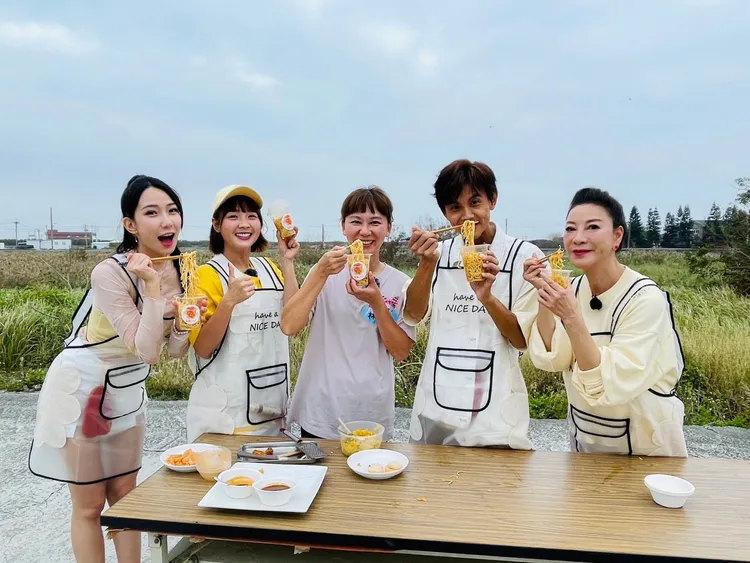 （左起）檸檬、籃籃、職人林怡伶、阿翔以及楊繡惠。民視提供