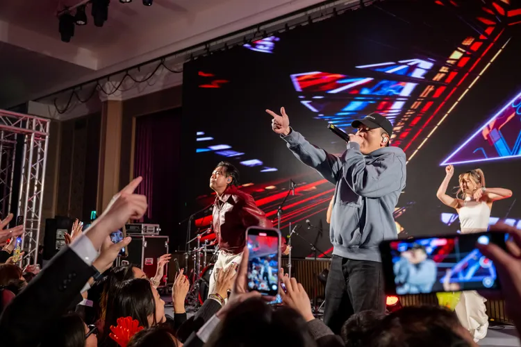 本土天團「玖壹壹」用饒舌歌曲轟炸竹苗區尾牙，在場夥伴嗨翻天，紛紛大聲合唱！永慶房產集團提供
