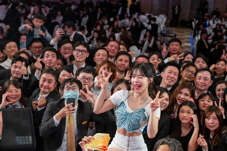 小龍女「李多慧」為竹苗區尾牙帶來精彩演出，吸引台下觀眾蜂擁到舞台旁，與偶像近距離互動。永慶房產集團提供