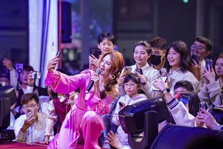 純愛教主「郭靜」在中區尾牙上演唱多首動人歌曲，更與台下合影留念，讓同仁大呼過癮。永慶房產集團提供