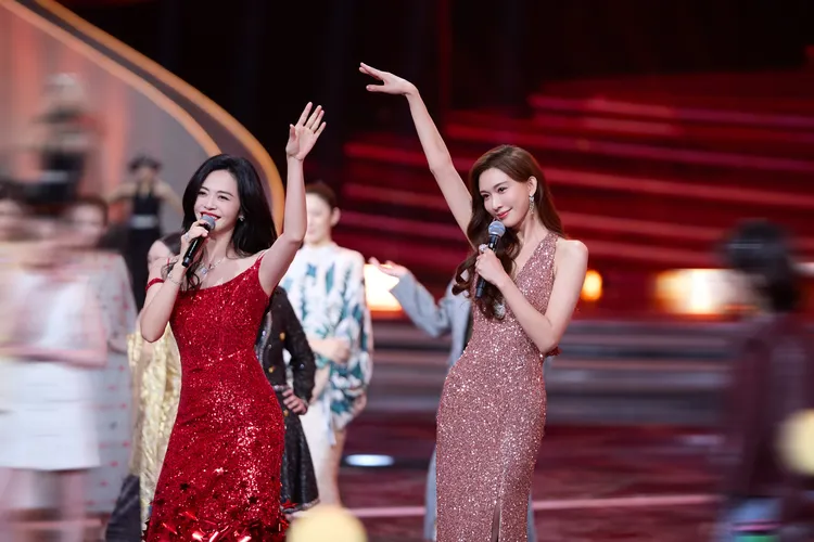 林志玲（右）受邀在北京電視台春晚與姚晨合唱。林志玲工作室提供