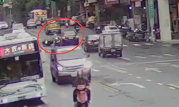 小客車撞倒機車後逃逸，警方鎖定車輛於4小時內將駕駛傳喚到案並依肇事逃逸及傷害罪法辦。翻攝畫面