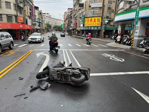 新店骑士待转遭撞翻画面曝! 恶驾驶肇逃4小时辩「不知道车祸」