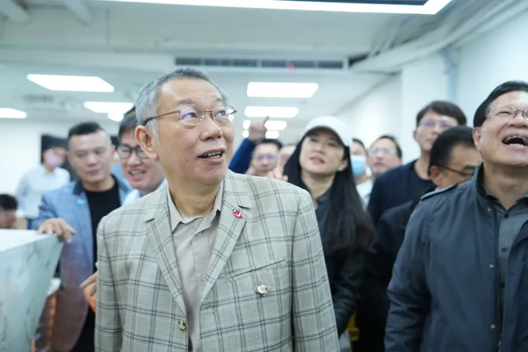 柯文哲今首次到訪新的中央黨部大會議室。民眾黨提供 