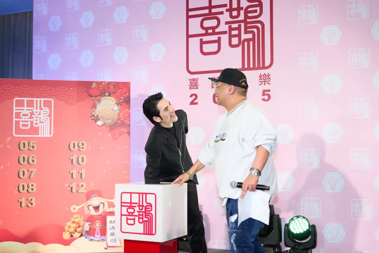 老蕭昨在公司尾牙抽獎。喜鵲娛樂提供