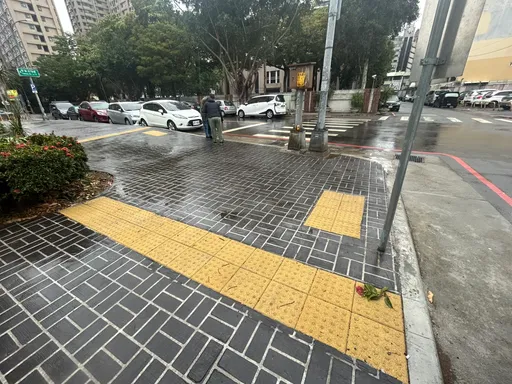 台中導盲磚挨批引導視障者撞梁柱、花圃 市府駁:均依規設計、設置