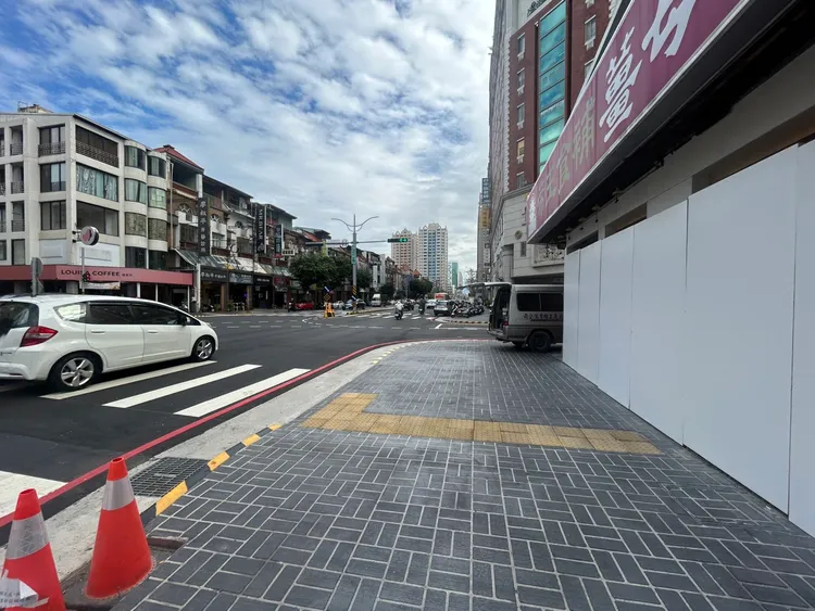 陳俞融質疑導盲磚會把視障者引導撞騎樓梁柱。陳俞融提供