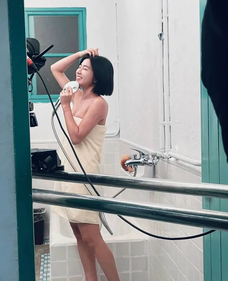 米可白在戲裡邊洗澡邊唱歌。翻攝自米可白IG