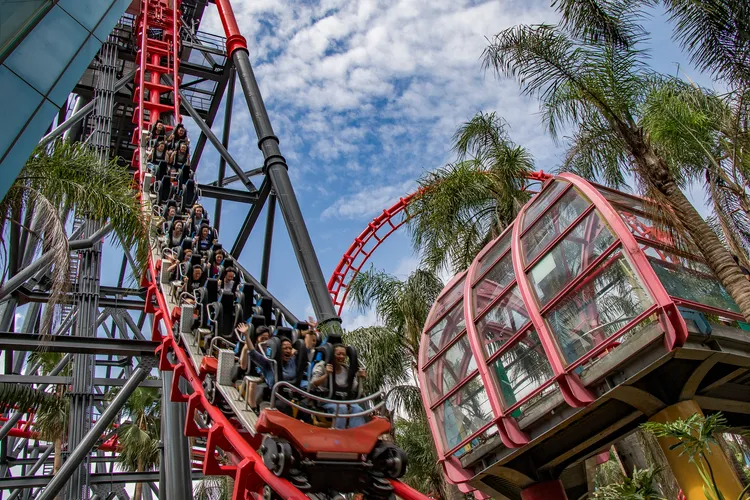 麗寶在春節期間推出「雙人月光票」499元優惠，適合過年睡到自然醒、想要避開人潮的遊客。麗寶提供